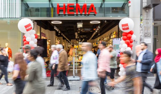 ‘Boekhoorn wil winkels en Hema-bakkerij verkopen om schuld te verlagen’