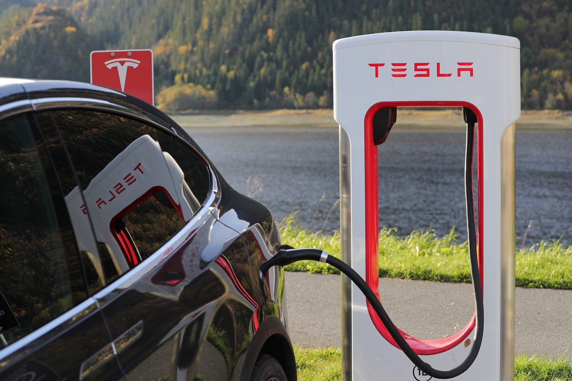 Zelfrijdende auto Tesla gaat dit jaar nog niet de weg op
